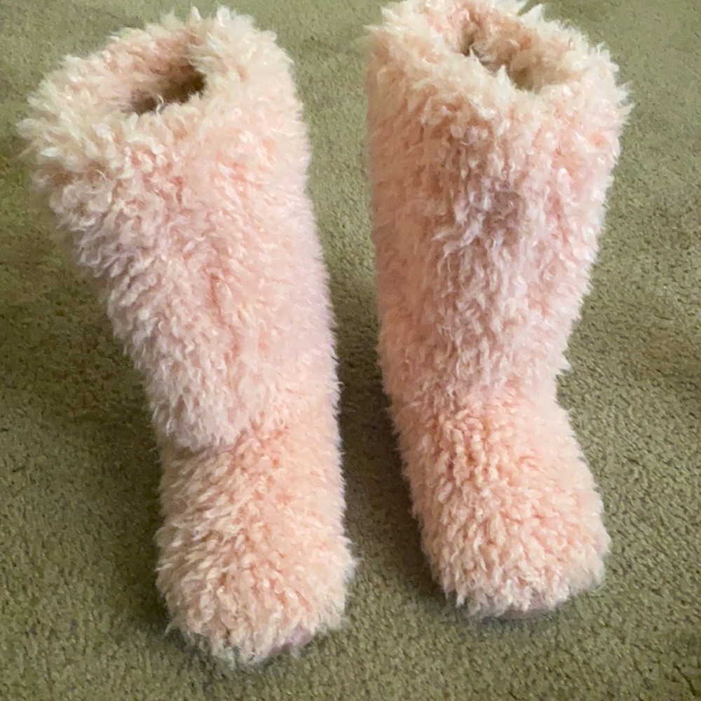 Pink Fuzzy Boots 💕